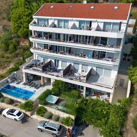 Jolara With Heated Pool Апартаменты *